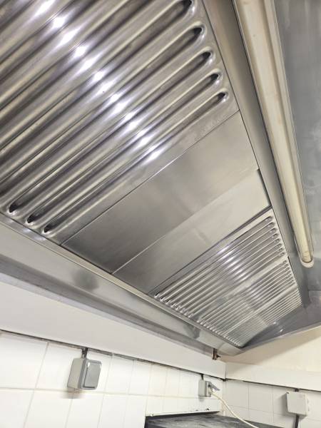 Intervention de dégraissage de hotte à Saint-Florent prés de Bastia en  Haute-Corse la société Air Clean Service en action