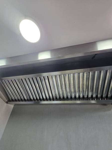 artisan expert en nettoyage de hotte professionnelle pour restaurant à ajaccio en corse