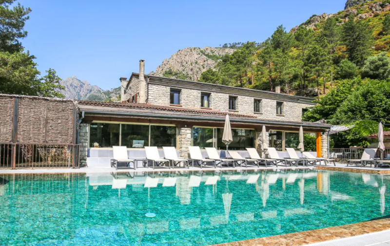 L'espace piscine et détente de l’Auberge de la Restonica, une oasis de calme située au cœur des montagnes de Corte en Haute-Corse
