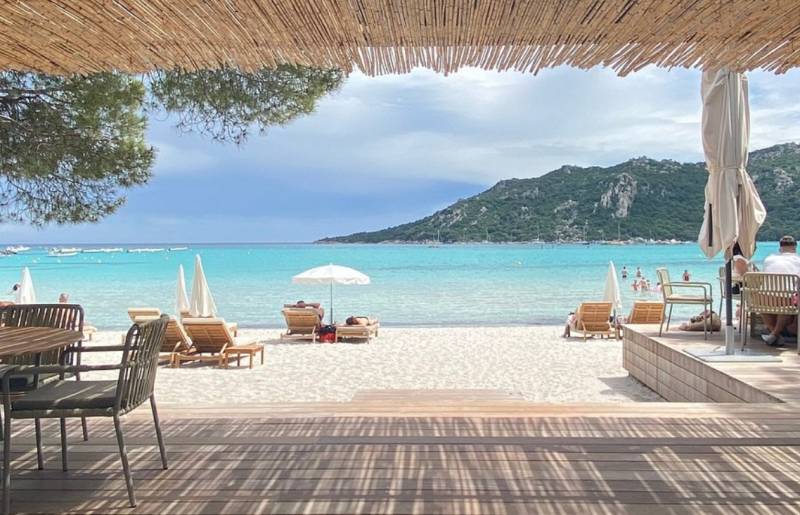 Vue panoramique sur la terrasse du Bar Plage à Santa Giulia, Porto-Vecchio : Profitez d'une expertise culinaire reconnue dans un cadre historique face à l'une des plus belles baies de Corse-du-Sud