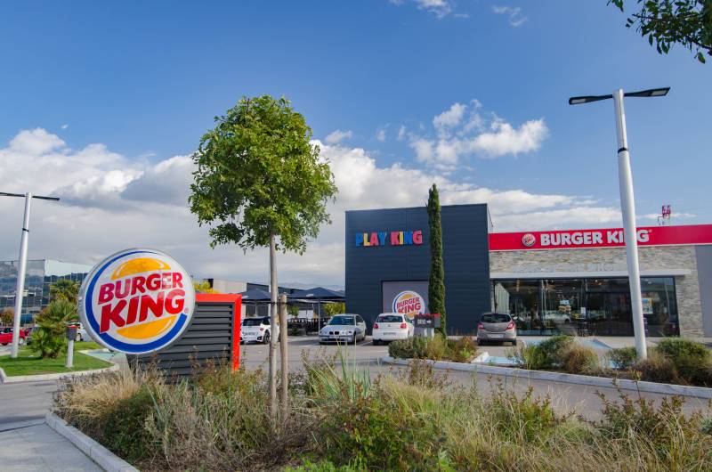 Espace de restauration intérieur moderne et accueillant de l’enseigne Burger King à Ajaccio Baleone, parfait pour un déjeuner en famille
