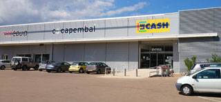 Sélection de mobilier de terrasse et matériel de cuisine pour les professionnels de l'hôtellerie dans le showroom Cash Capembal à Porto-Vecchio