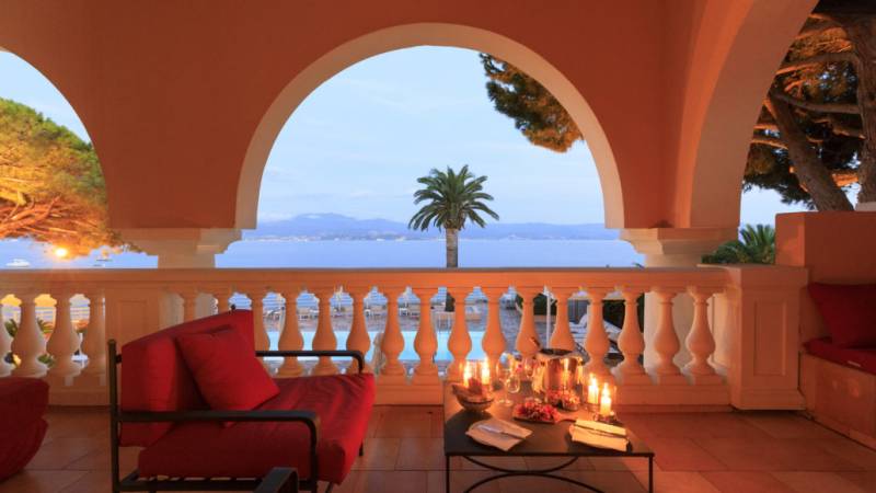 Vue panoramique sur la piscine et la façade historique du Castel Brando à Erbalunga, un établissement certifié pour son excellence hôtelière en Haute-Corse