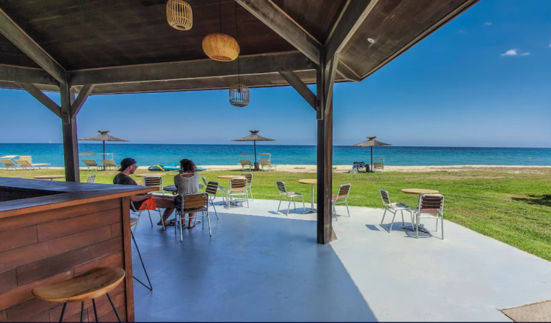 Vue panoramique sur la piscine de l'Hôtel San Lucianu à San Nicolao, un havre de paix au cœur de la Costa Verde