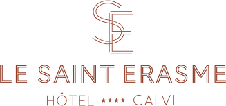 Espace piscine et détente à l'Hôtel Le Saint Erasme établissement certifié Clef Verte situé à proximité de la Citadelle de Calvi en Corse